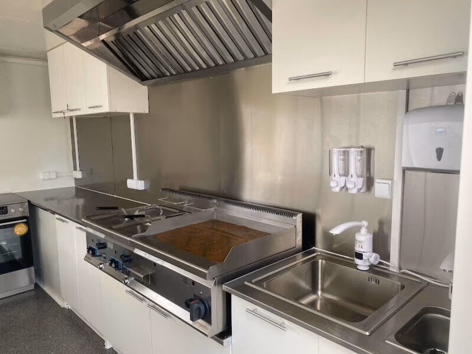 Imbisswagen, Neu Imbissanhänger 4 m x 2,3 m – Bild 5