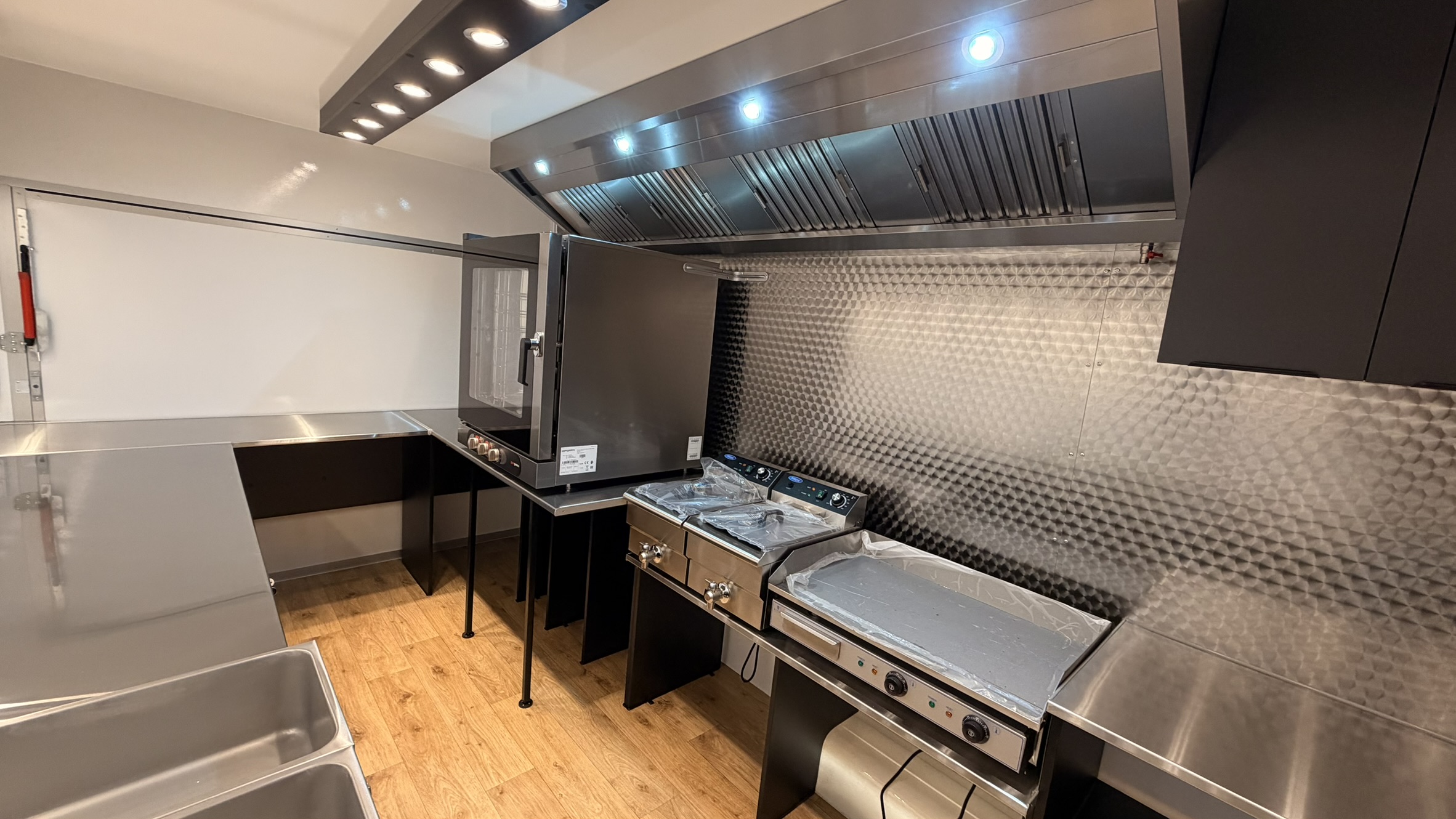 Imbissanhänger Edelstahl Arbeitsfläche professionelle Küche