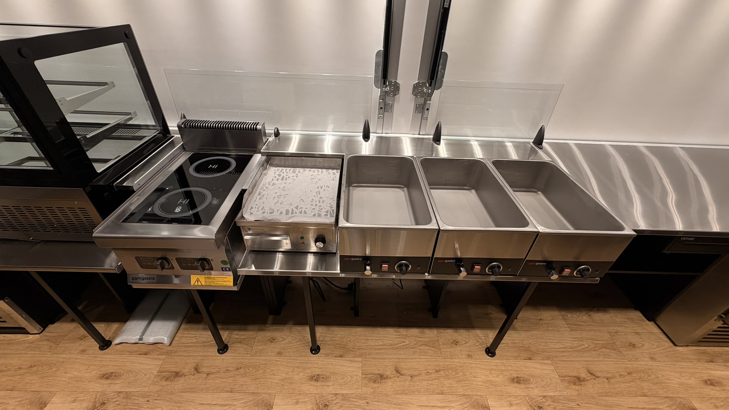 Imbissanhänger Innenraum komplett ausgestattet Edelstahl Arbeitsfläche