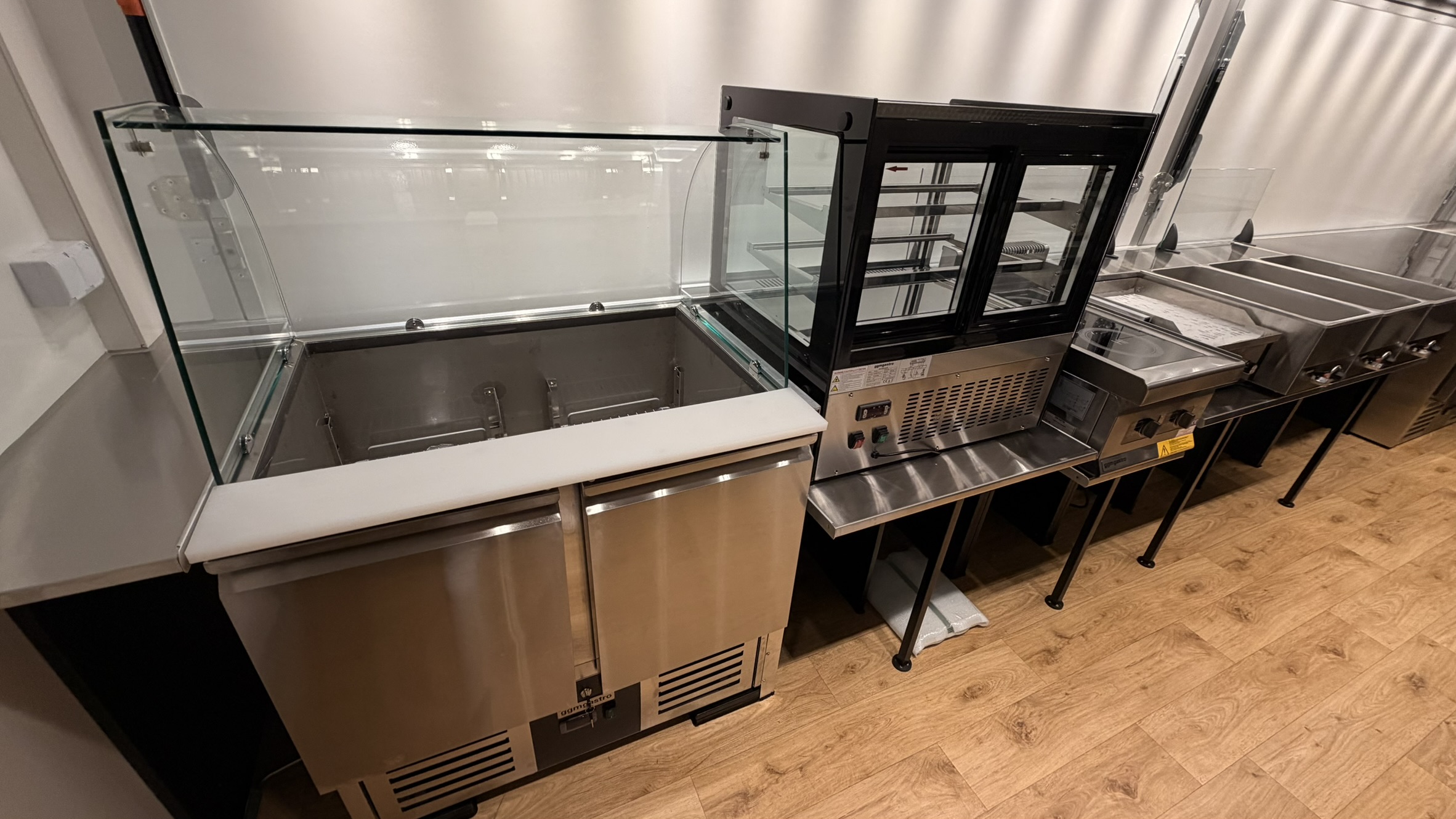 Imbissanhänger 6,2 m weiß Außenansicht Verkaufsanhänger Gastronomie