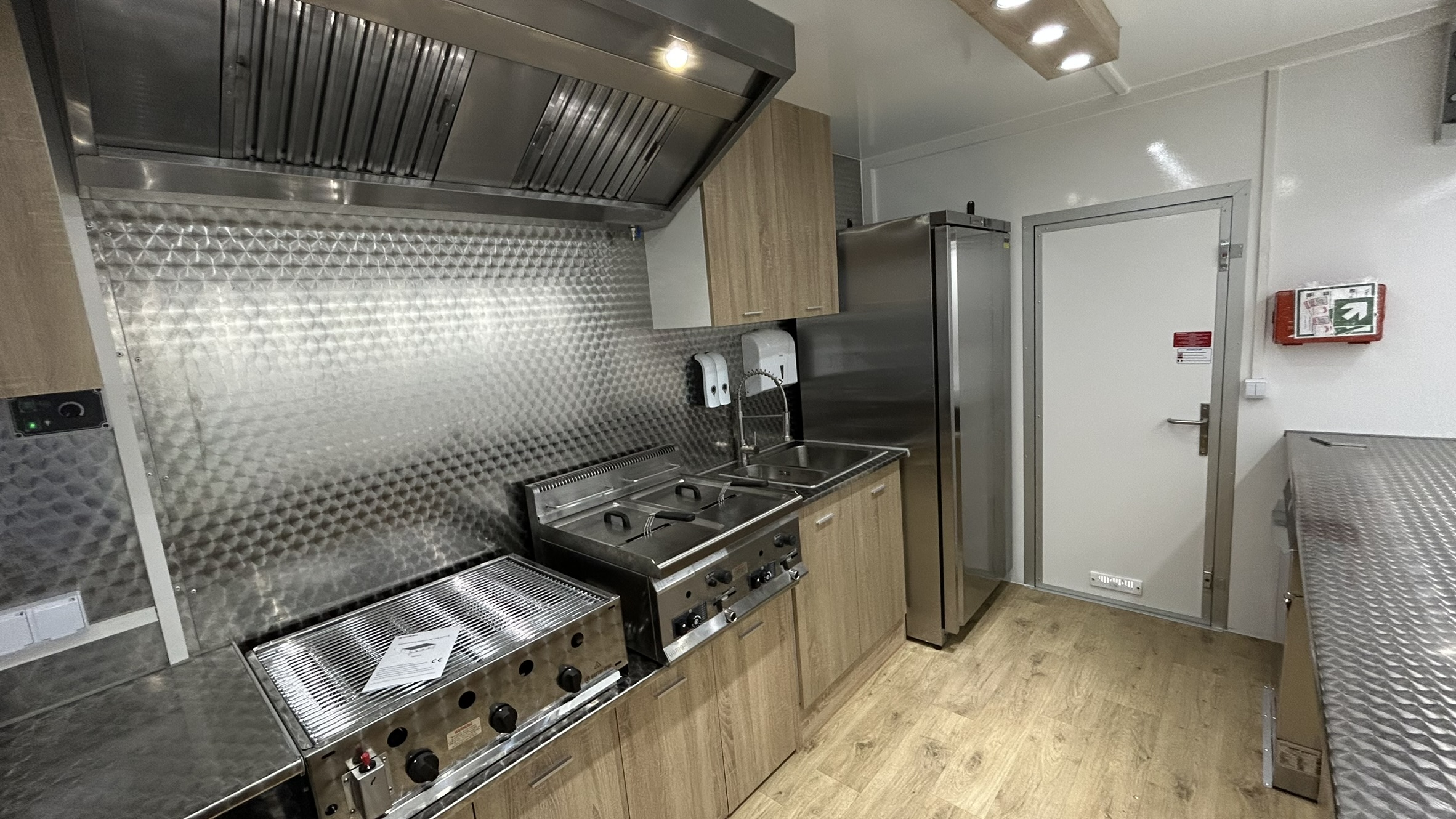 Imbissanhänger Innenausbau Edelstahl Arbeitsfläche LED Beleuchtung