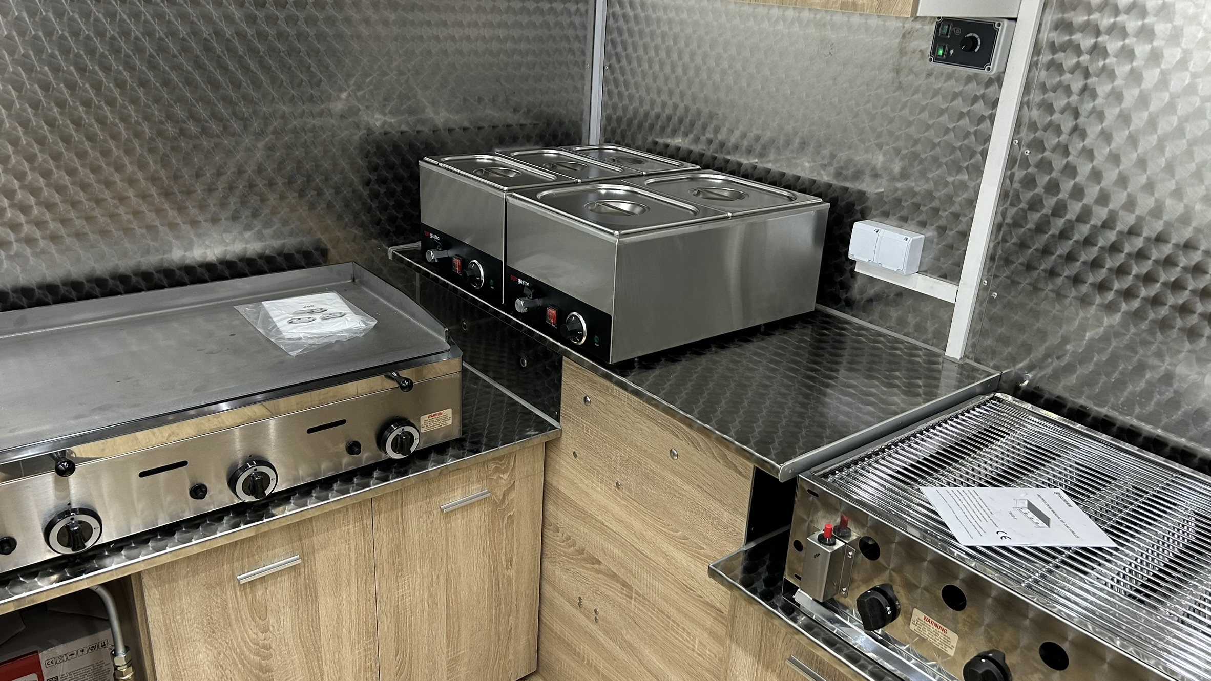 Foodtruck komplett ausgestattet Innen Küche Gastronomie