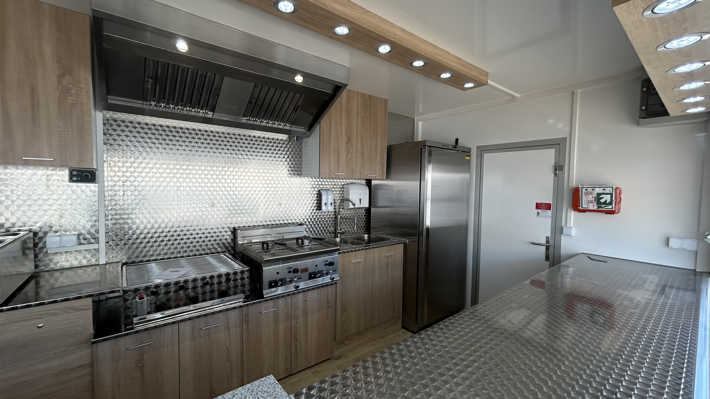 Imbissanhänger komplett ausgestattet Innen Küche Gastronomie