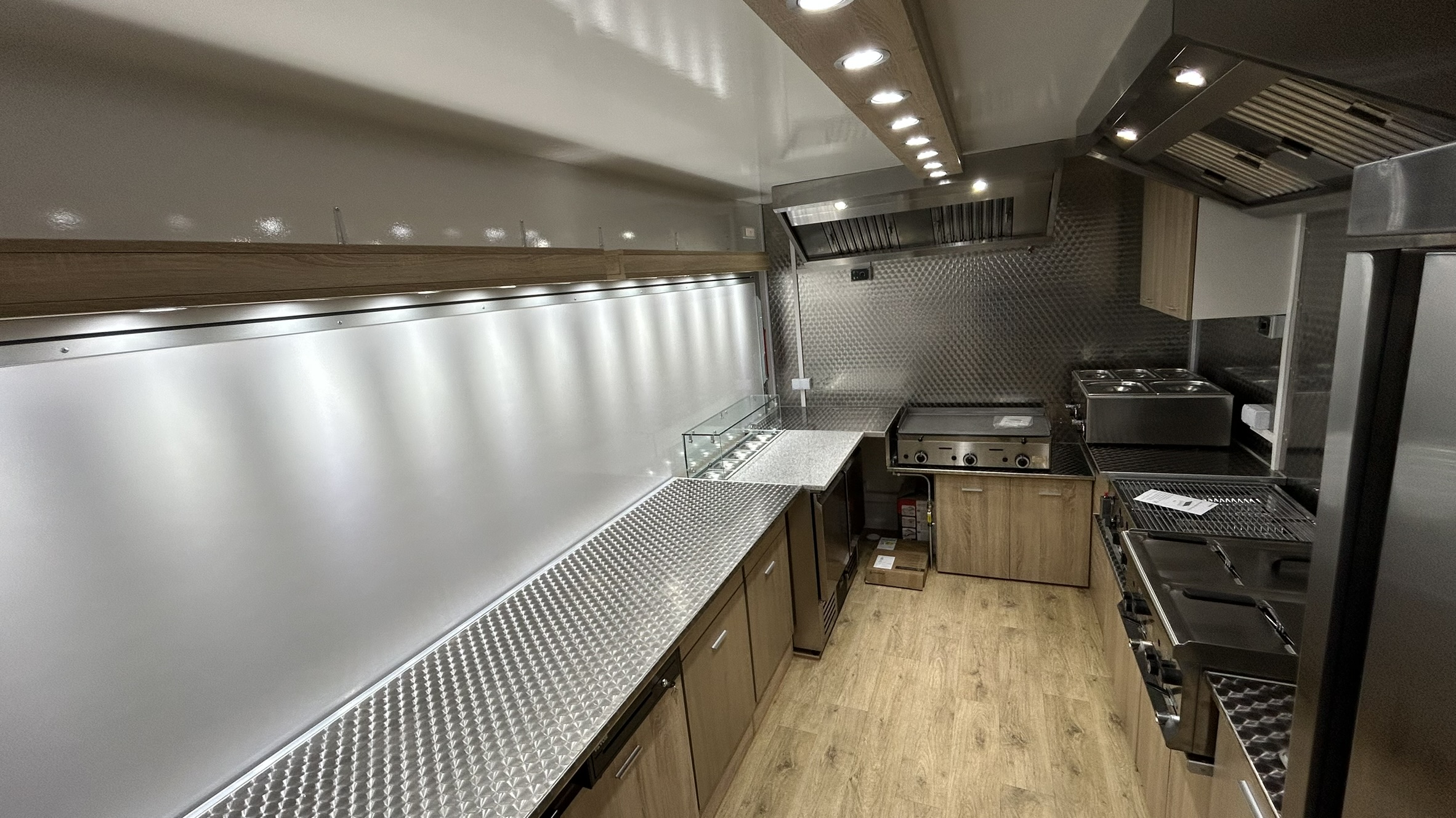 Imbissanhänger Innenausbau Edelstahl Arbeitsfläche LED Beleuchtung
