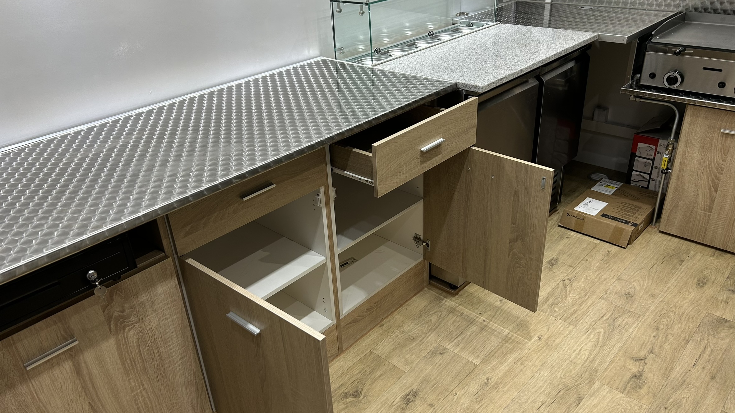 Imbissanhänger komplett ausgestattet Innen Küche Gastronomie