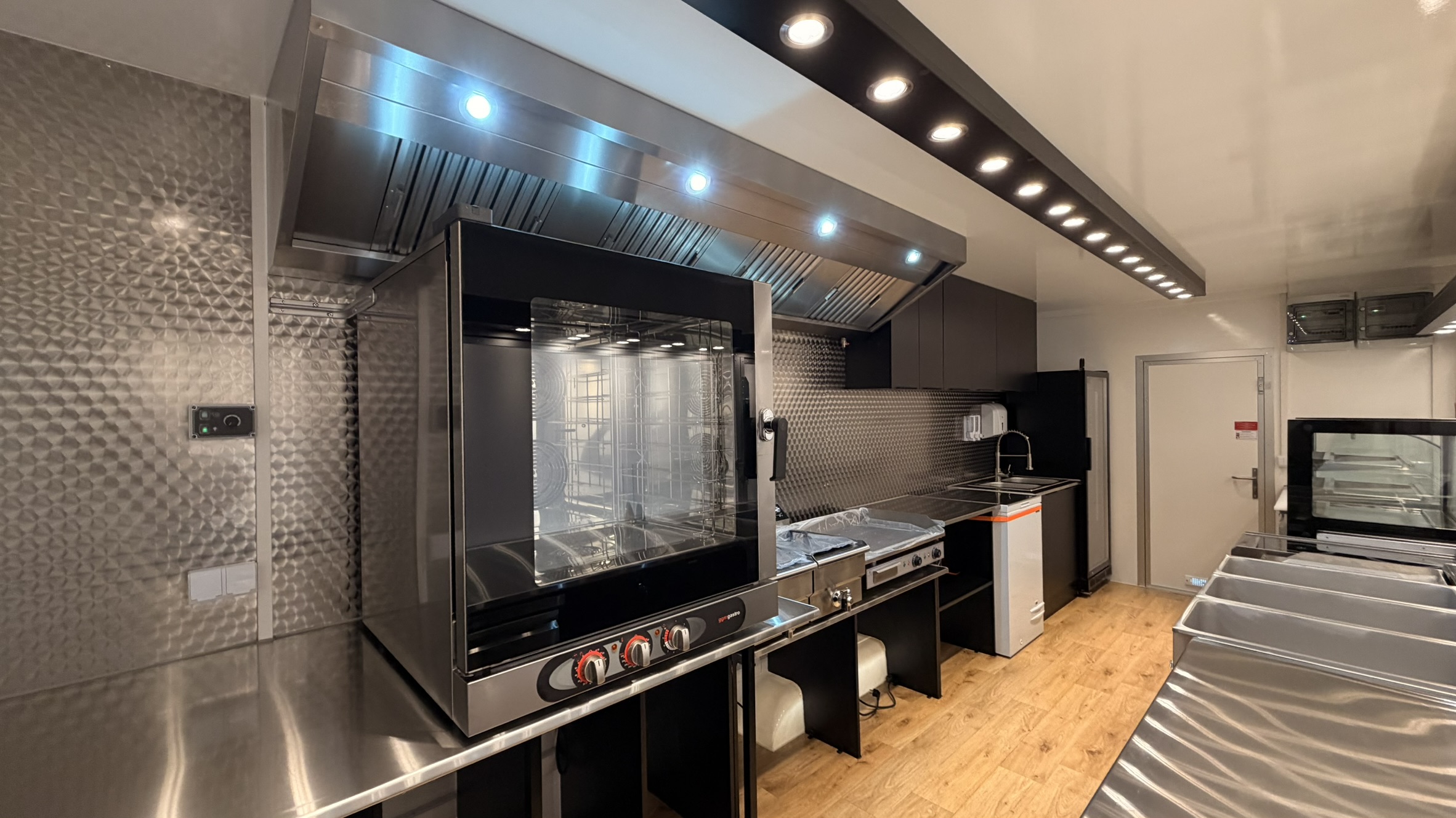 Foodtruck komplett ausgestattet Gastronomie Geräte Foodtruck