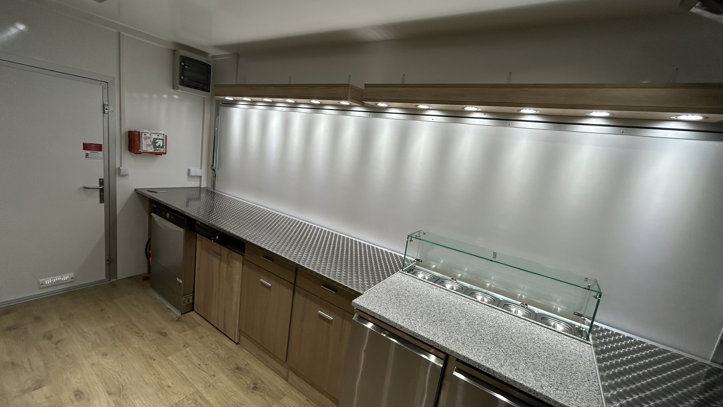 Imbissanhänger Innenausbau Edelstahl Arbeitsfläche LED Beleuchtung