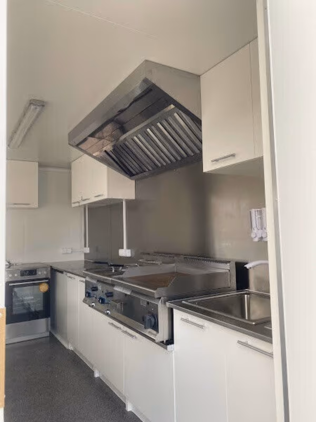 Imbisswagen, Neu Imbissanhänger 4 m x 2,3 m – Bild 8