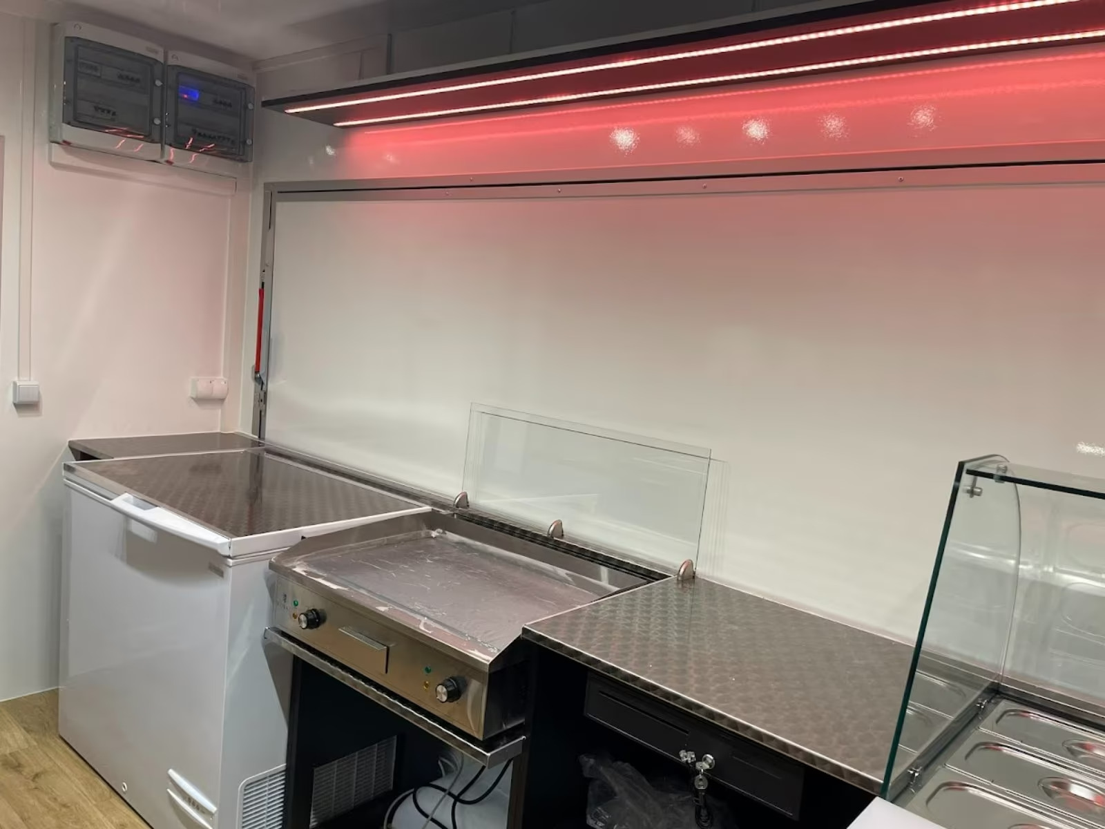 Innenraum Dönerwagen mit Edelstahlküche, Gyrosgrill, Grillplatte und professioneller Gastronomieausstattung