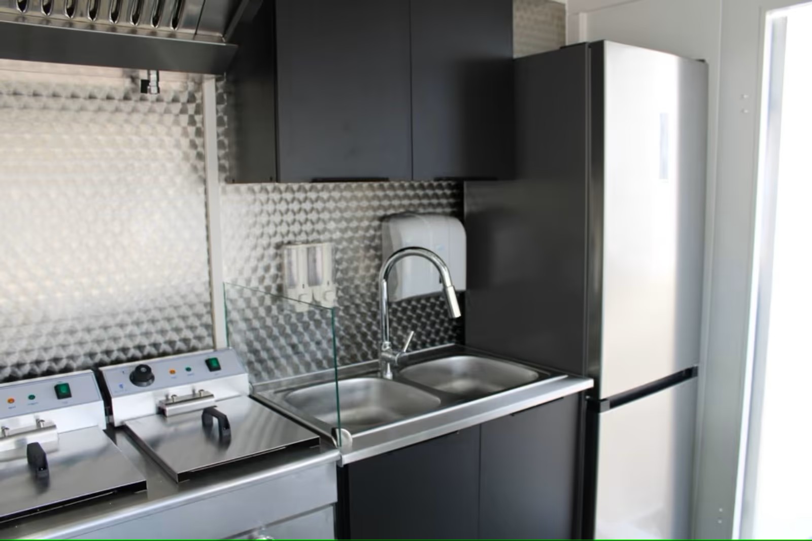 Imbissanhänger Waschbecken - FlexFuse GmbH