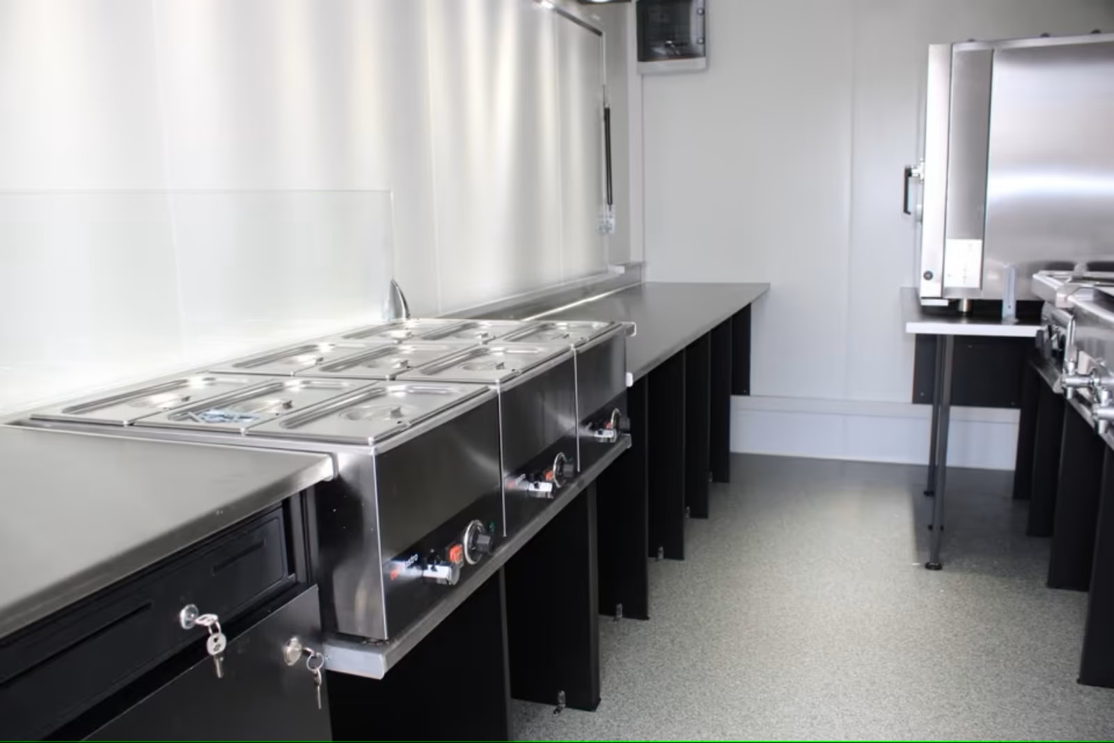 Imbisswagen innen mit Kombidämpfer Fritteuse Bain Marie Edelstahl Küche