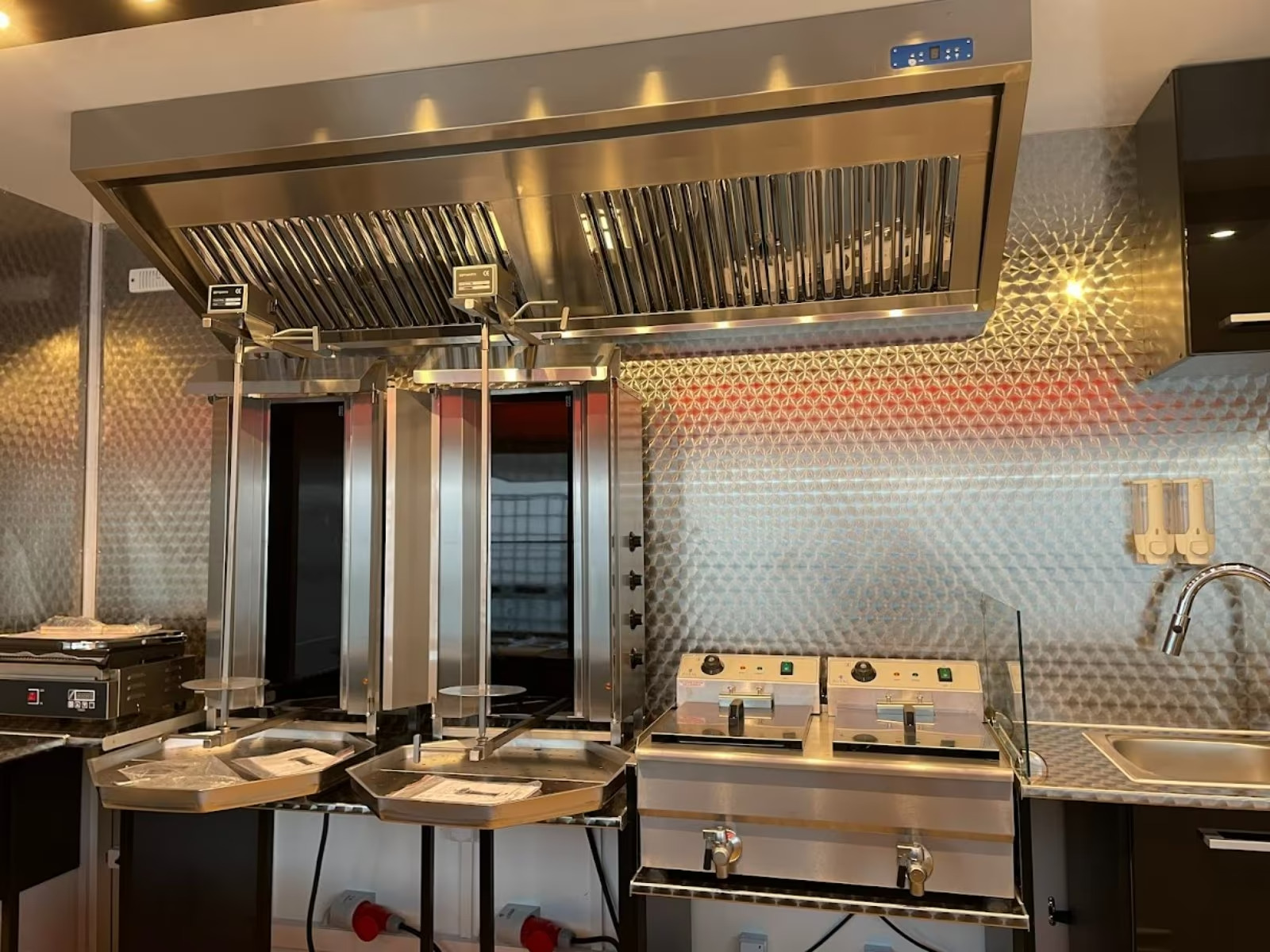 Innenausstattung Dönerwagen Imbissanhänger mit Edelstahlküche, Dönergrill und Dunstabzugshaube – FlexFuse GmbH