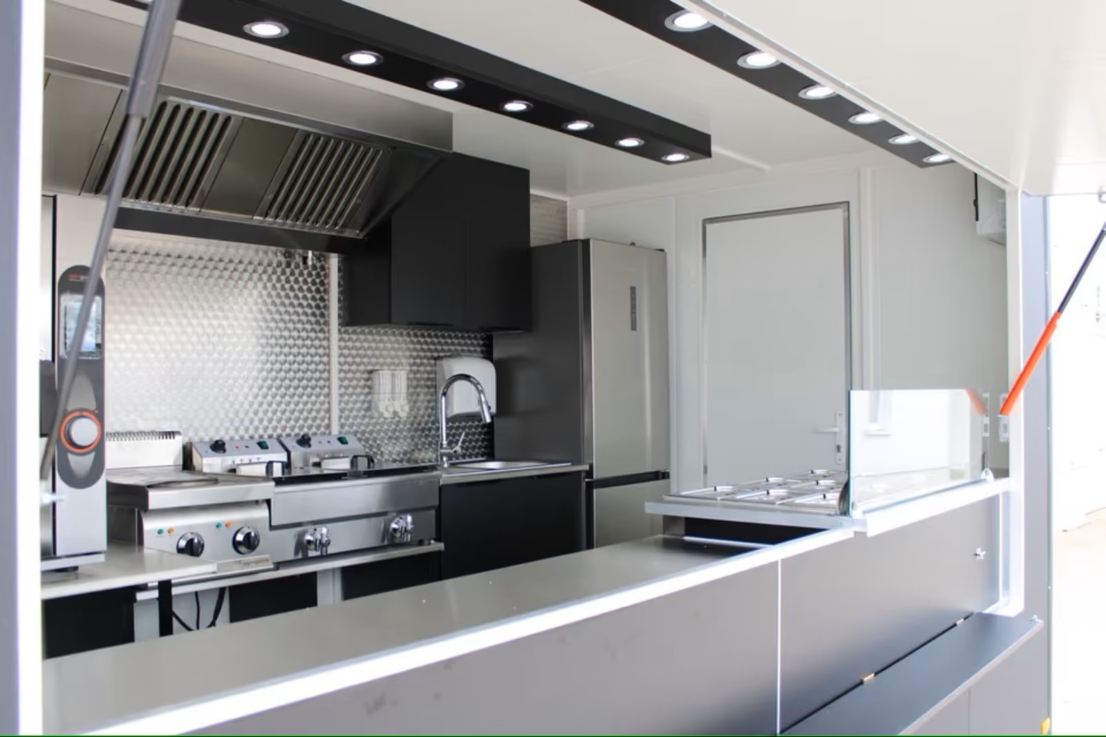 Imbissanhänger mit Backofen Kombidämpfer professionelle Küche