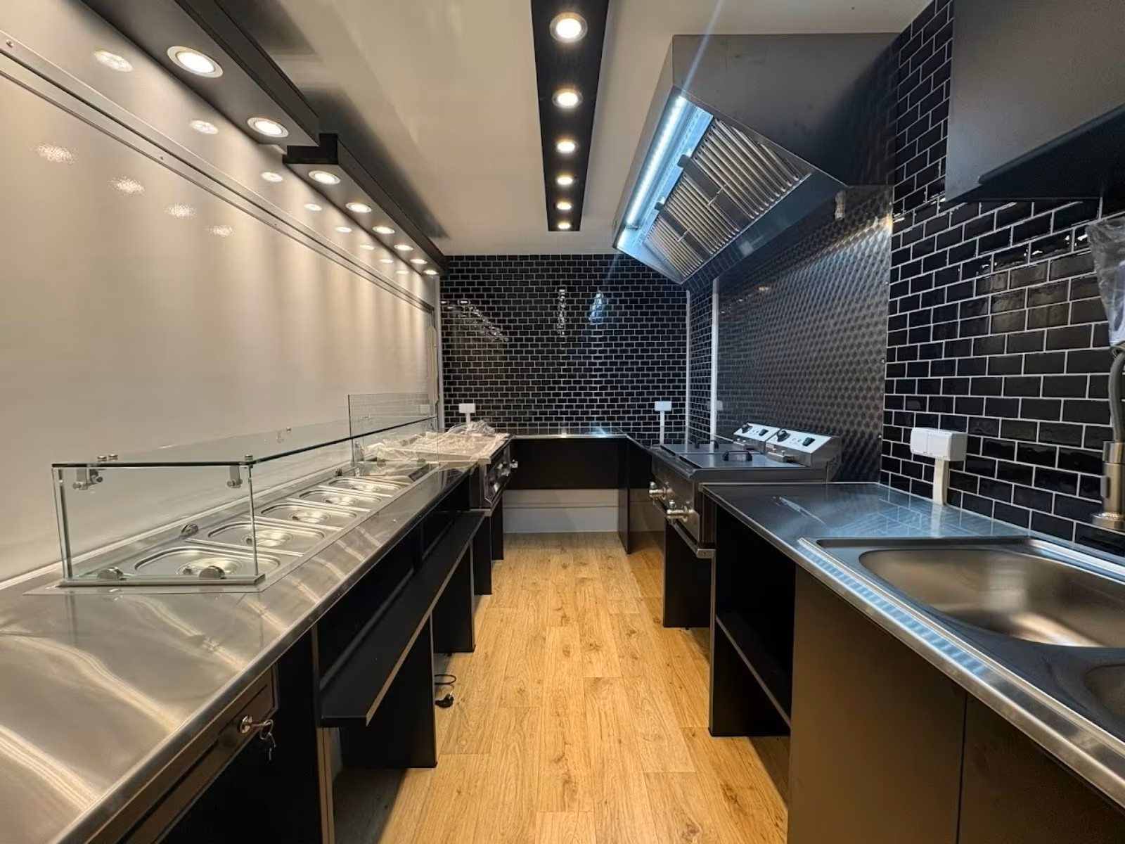 Imbissanhänger Dunstabzugshaube Edelstahl über Kochbereich