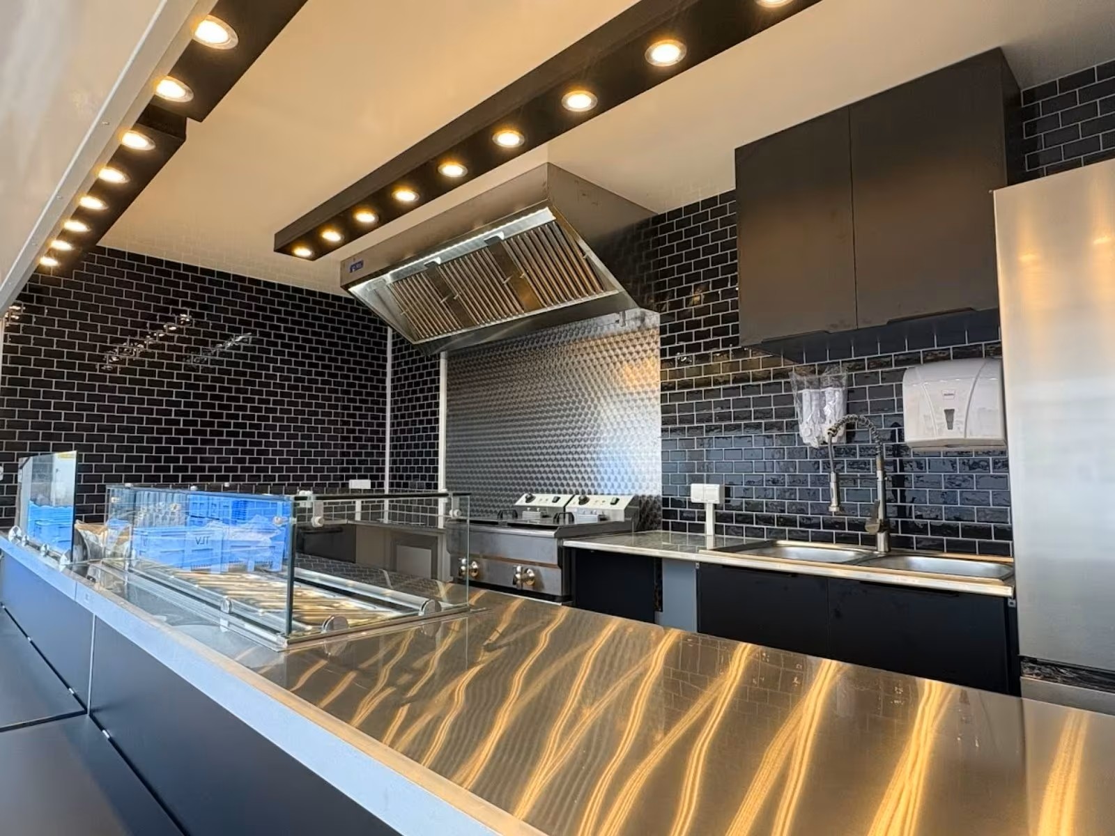 Foodtruck Hängeschränke und LED Beleuchtung innen