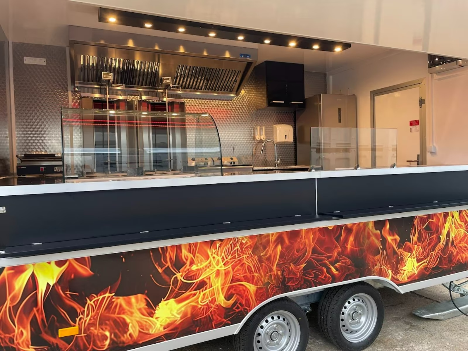 Komplett ausgestatteter Imbissanhänger für Döner und Street Food mit Edelstahl Küche und Dunstabzug