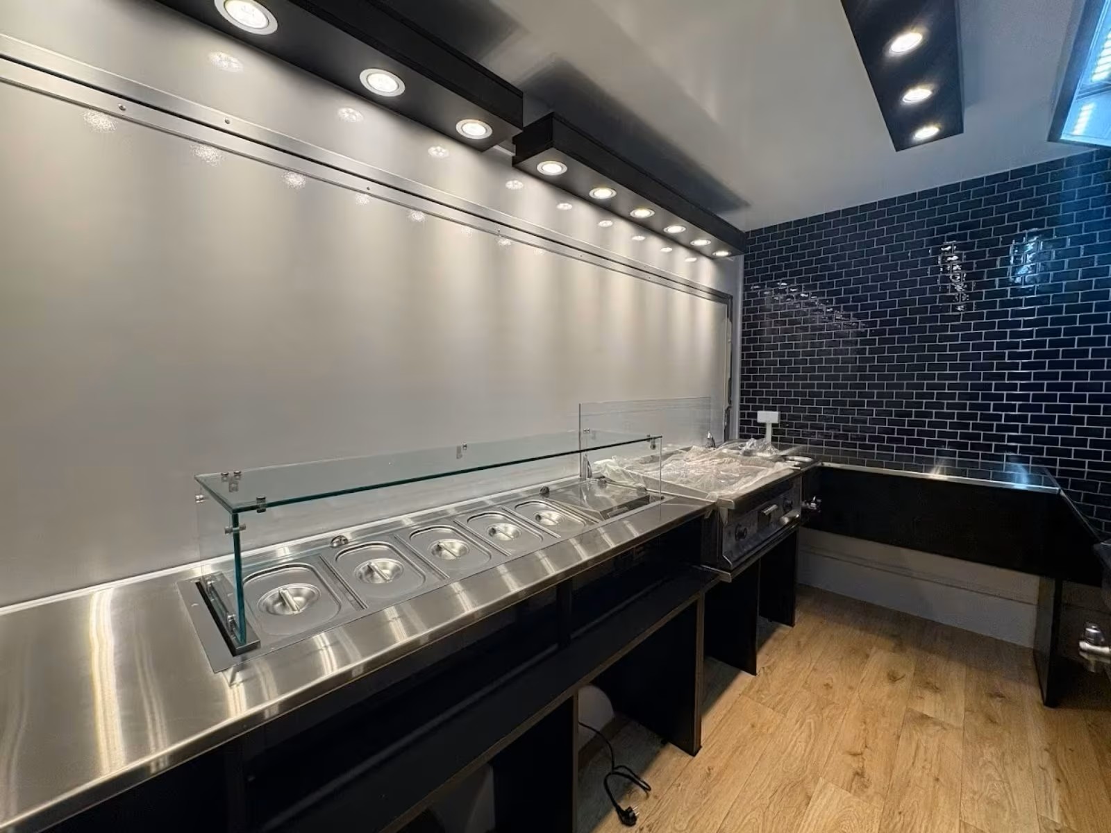 Imbissanhänger Kühlaufsatzvitrine GN Behälter