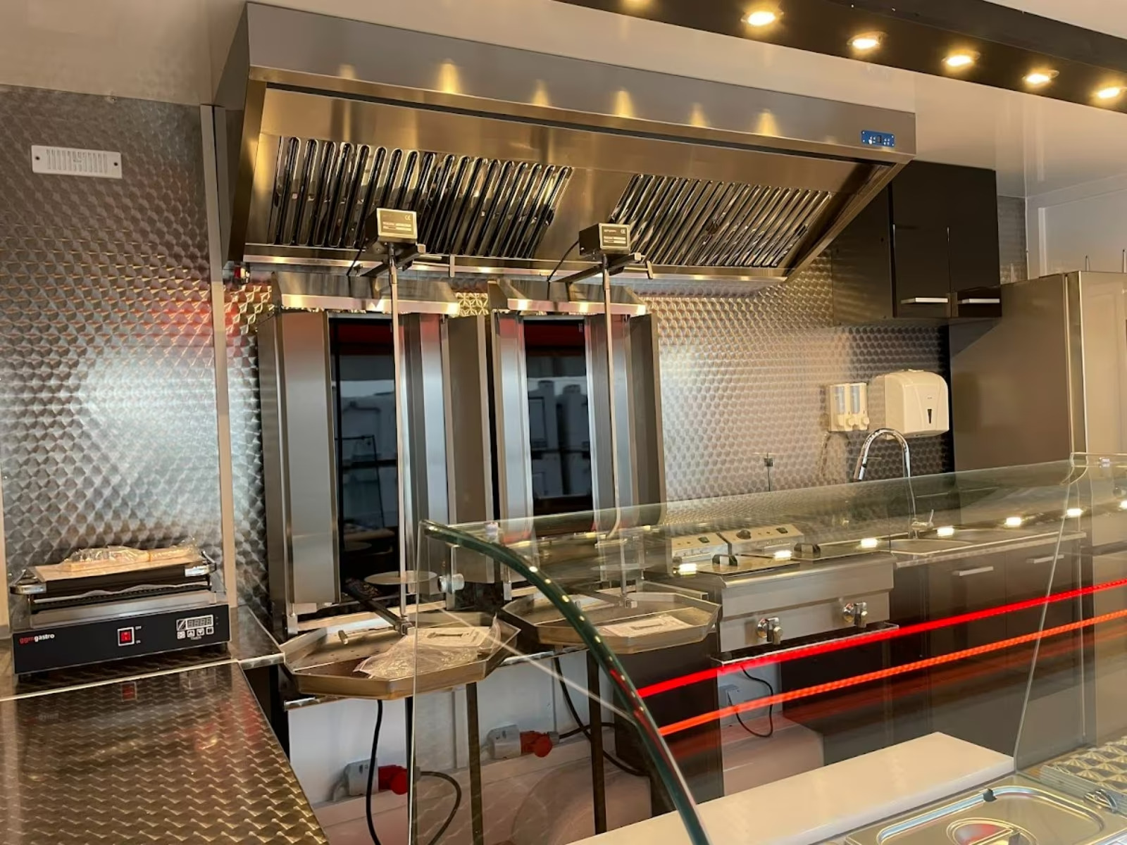 Street Food Dönerwagen Innenausstattung mit Edelstahl Küche und professioneller Gastronomie Technik