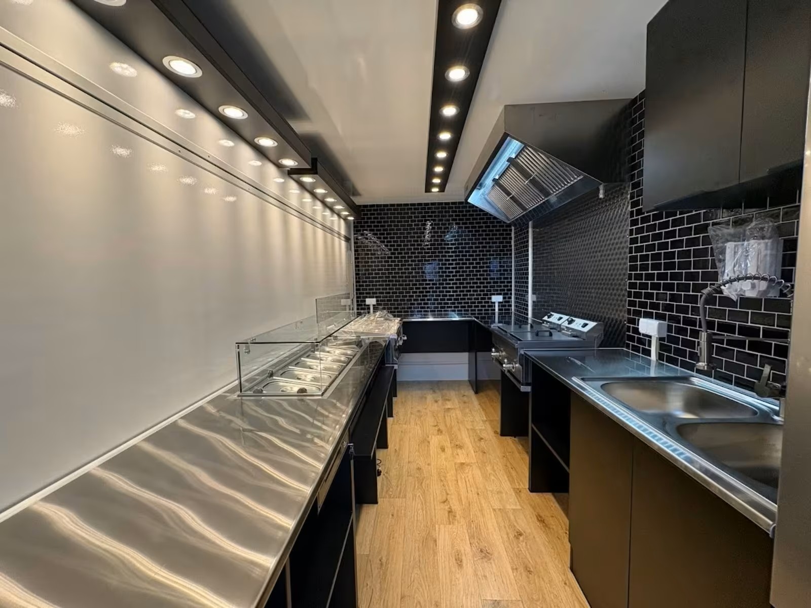 Imbisswagen Fritteuse und Bain Marie im Arbeitsbereich