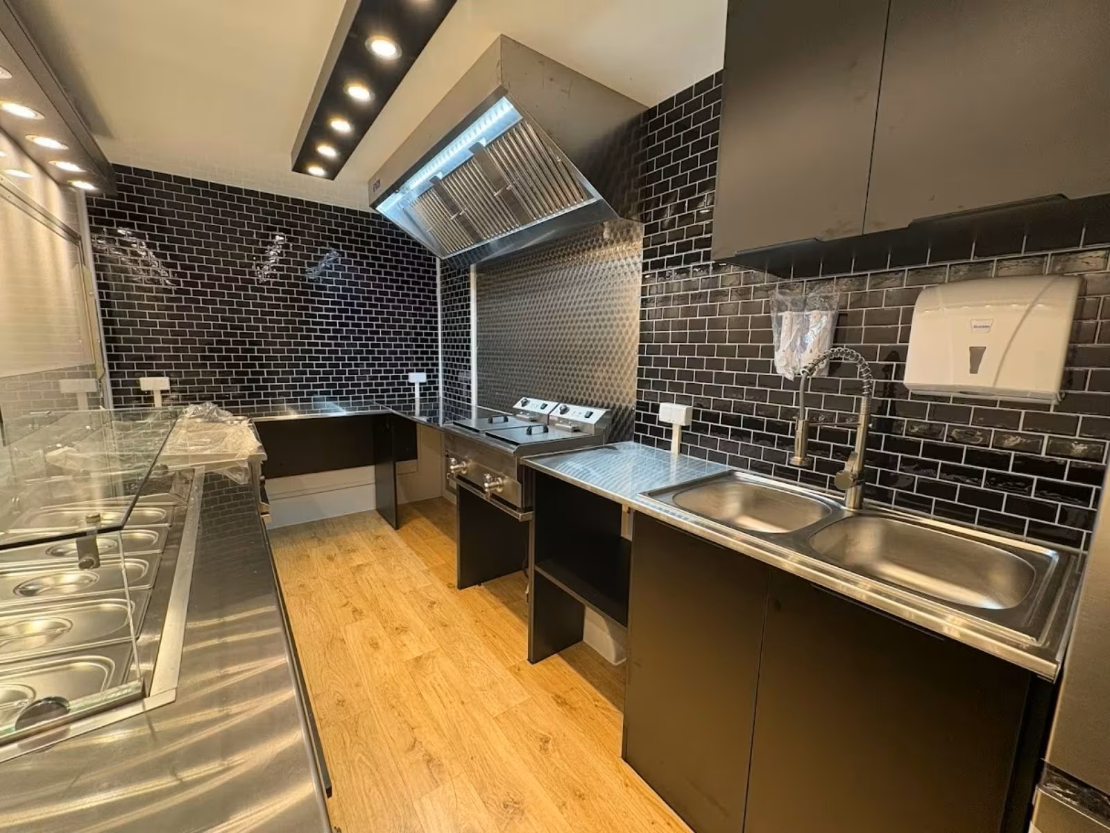 Foodtruck Grillplatte geriffelt und Arbeitsfläche Edelstahl